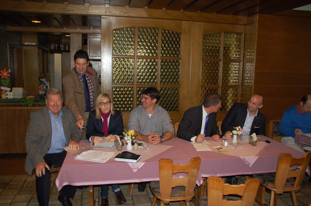 Von links: Bezirksrat Johannes Sitter, Bürgermeister Klaus Thoma (stehend) CDU-MdB Nina Warken, CDU-Stadtverbandsvors. Michael Bannwarth, CSU-Kreisvors. Thorsten Schwab, MdL, CSU-MdB Alexander Hoffmann, Bundeswahlkreisgeschäftsführer Herbert Hemmelmann Von links: Bezirksrat Johannes Sitter, Bürgermeister Klaus Thoma (stehend) CDU-MdB Nina Warken, CDU-Stadtverbandsvors. Michael Bannwarth, CSU-Kreisvors. Thorsten Schwab, MdL, CSU-MdB Alexander Hoffmann, Bundeswahlkreisgeschäftsführer Herbert Hemmelmann