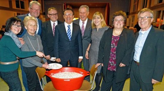 (Von hinten links) MdB Alois Gerig, Bgmstr. Thomas Schreglmann, Kreisvors. Professor Dr. Wolfgang Reinhart, Ehem. Finanzminister BW MdL Gerhard Stratthaus, MdB Nina Warken und Margarethe Horb, ehem. MdB Kurt Segner und zwei Helferinnen (Von hinten links) MdB Alois Gerig, Bgmstr. Thomas Schreglmann, Kreisvors. Professor Dr. Wolfgang Reinhart, Ehem. Finanzminister BW MdL Gerhard Stratthaus, MdB Nina Warken und Margarethe Horb, ehem. MdB Kurt Segner und zwei Helferinnen